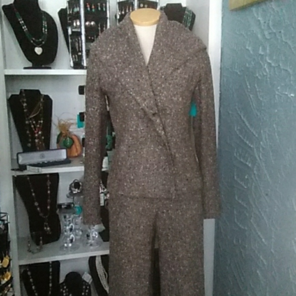 71 Montaigne 2 PC suit size 3